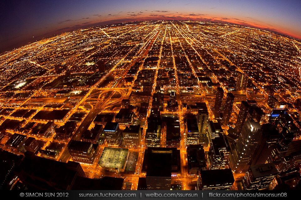 日暮之城<br />
芝加哥的西尔斯大厦，赶去看日落，结果，没想到拥挤到排着队拍摄。轮到我的时候，太阳已经下去了，这里最好的位置也是玻璃最脏的地方。