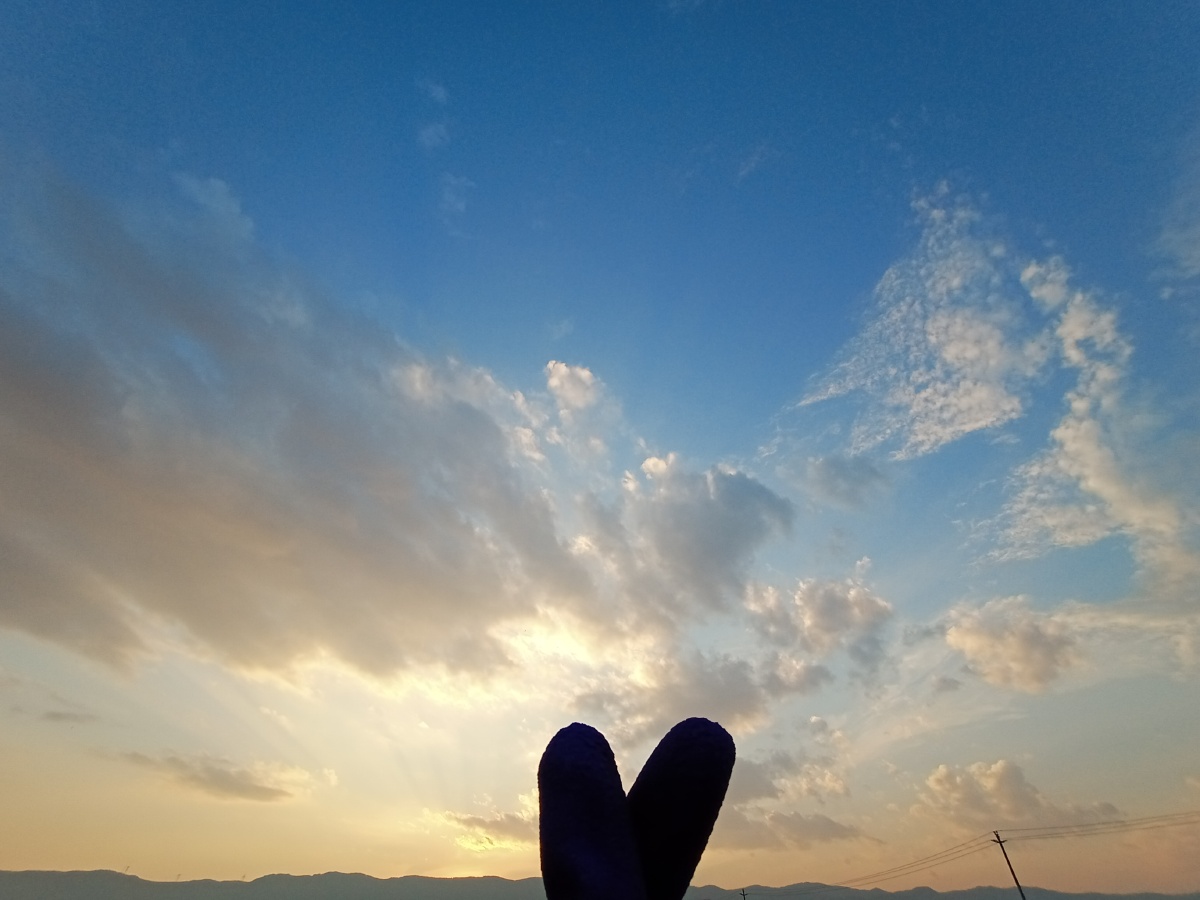 伤心难过时就抬头看看天空天空那么大一定可以包容你所有的难过和委屈