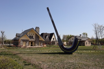2569