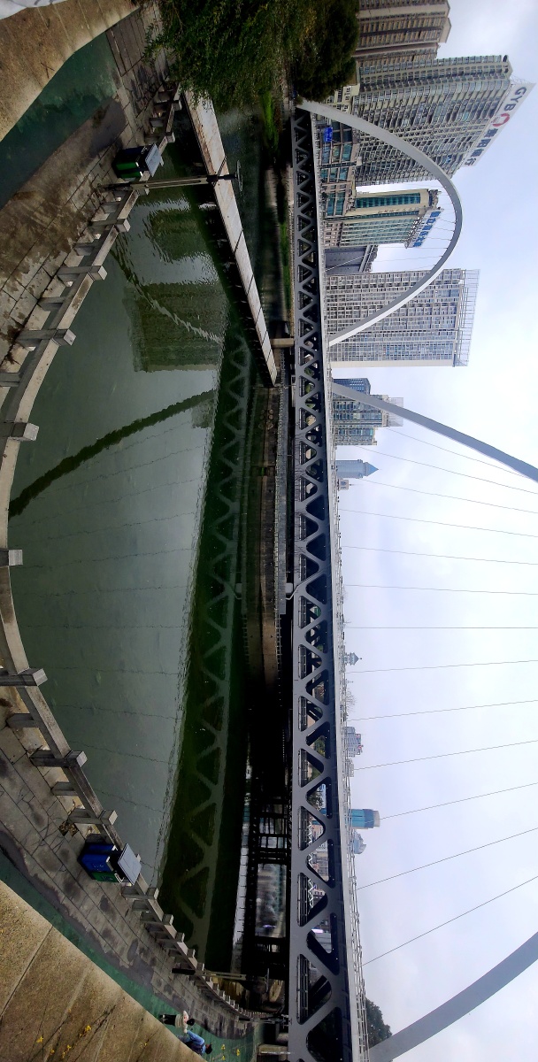 筑城广场大桥世界唯一一桥两跨同一条河