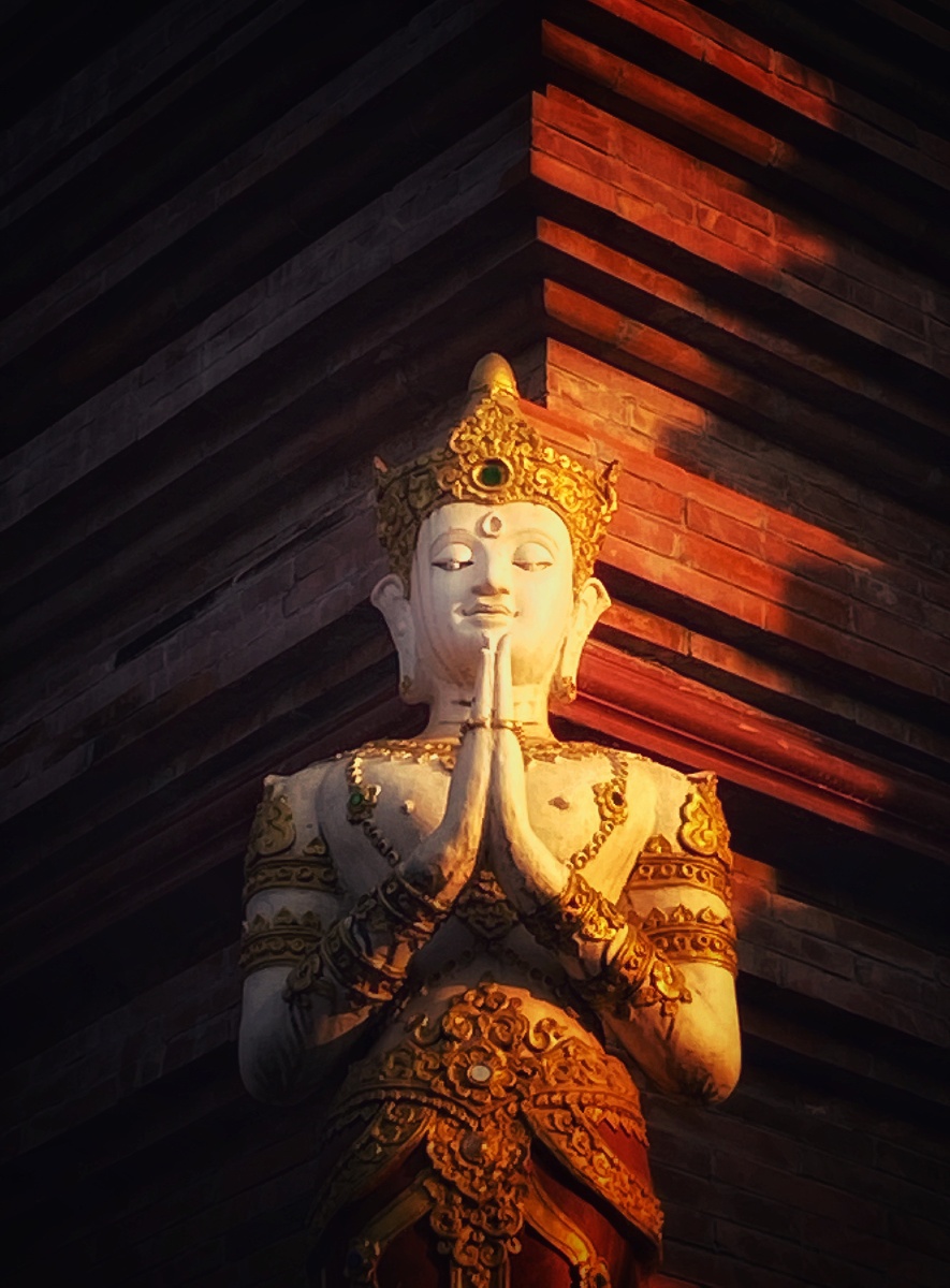 西双版纳大金塔上立佛