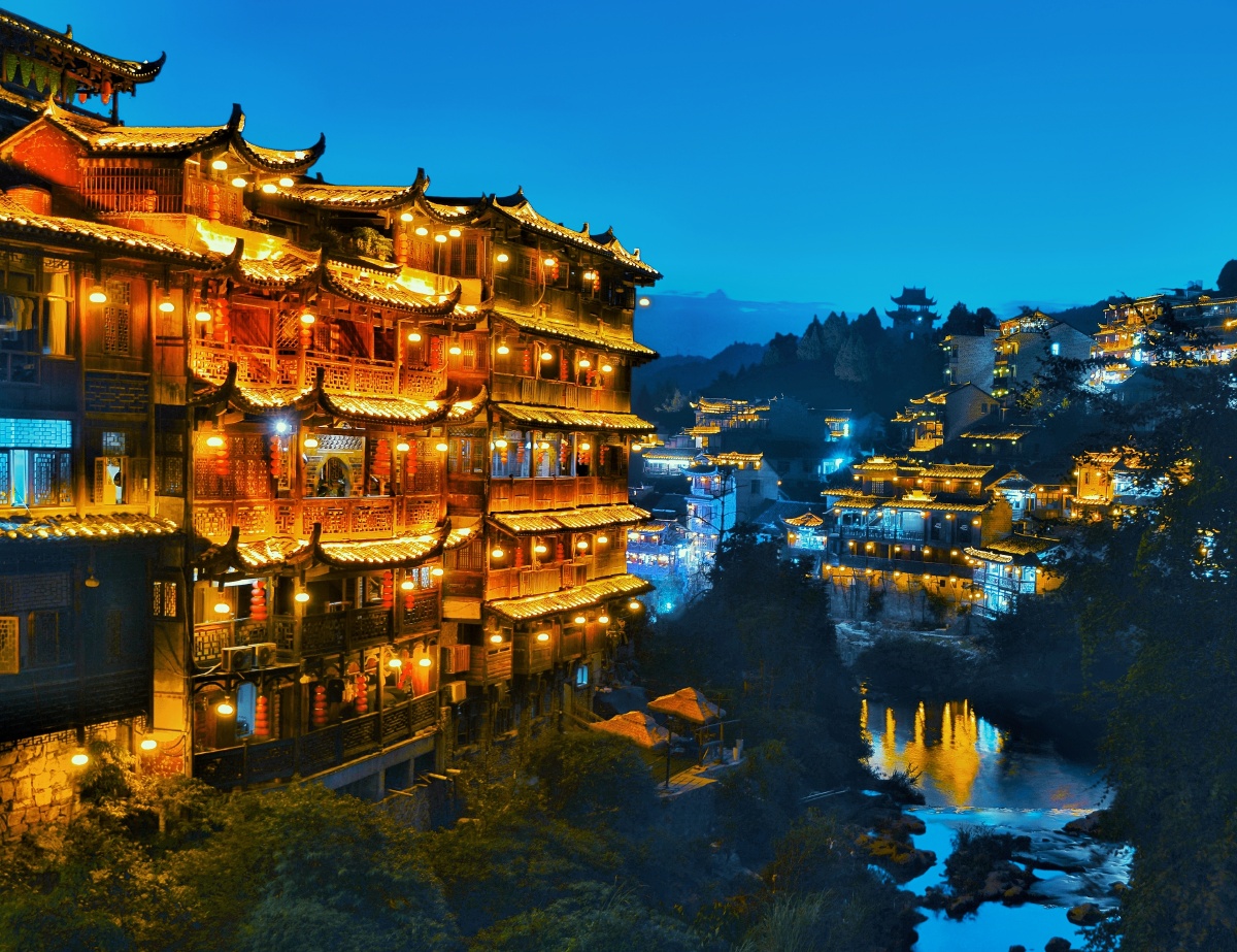 夜幕下的芙蓉古镇灯光璀璨水瀑飞流漫步其中使人流连忘返