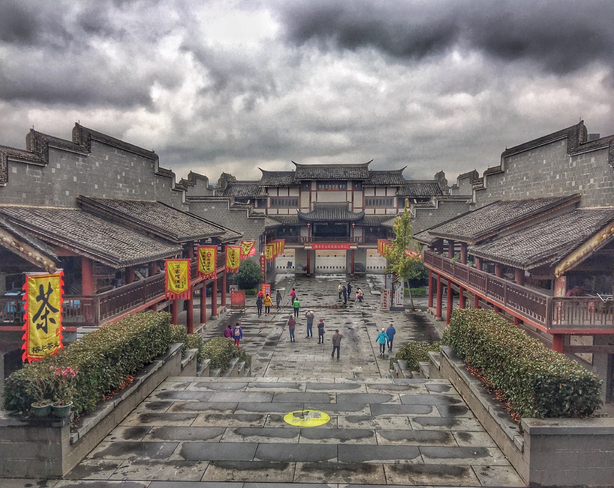 阴云密布下的沙县小吃城极具电脑动漫效果