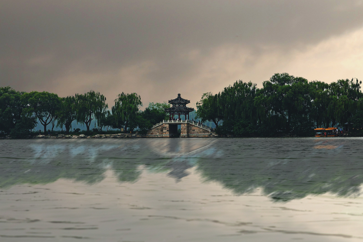 镜桥上部是一座八角重檐攒尘亭.