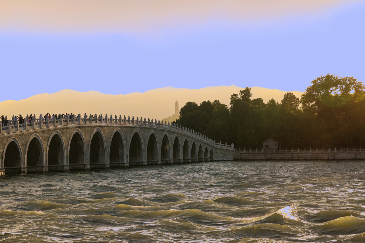 玉峰倩影在金色云带的映衬下远处的玉峰塔隐隐可见