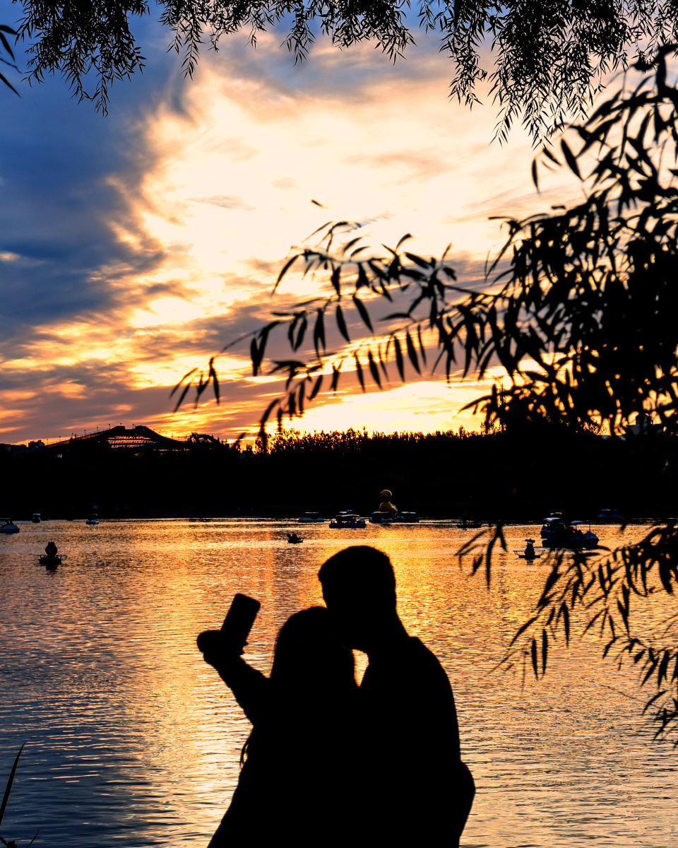 青春如霞年青的情侣们相约在奥海畔相拥在霞光里