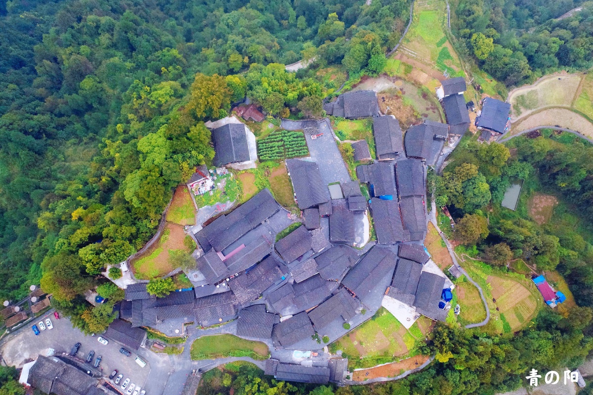 烟雨下的十八洞村