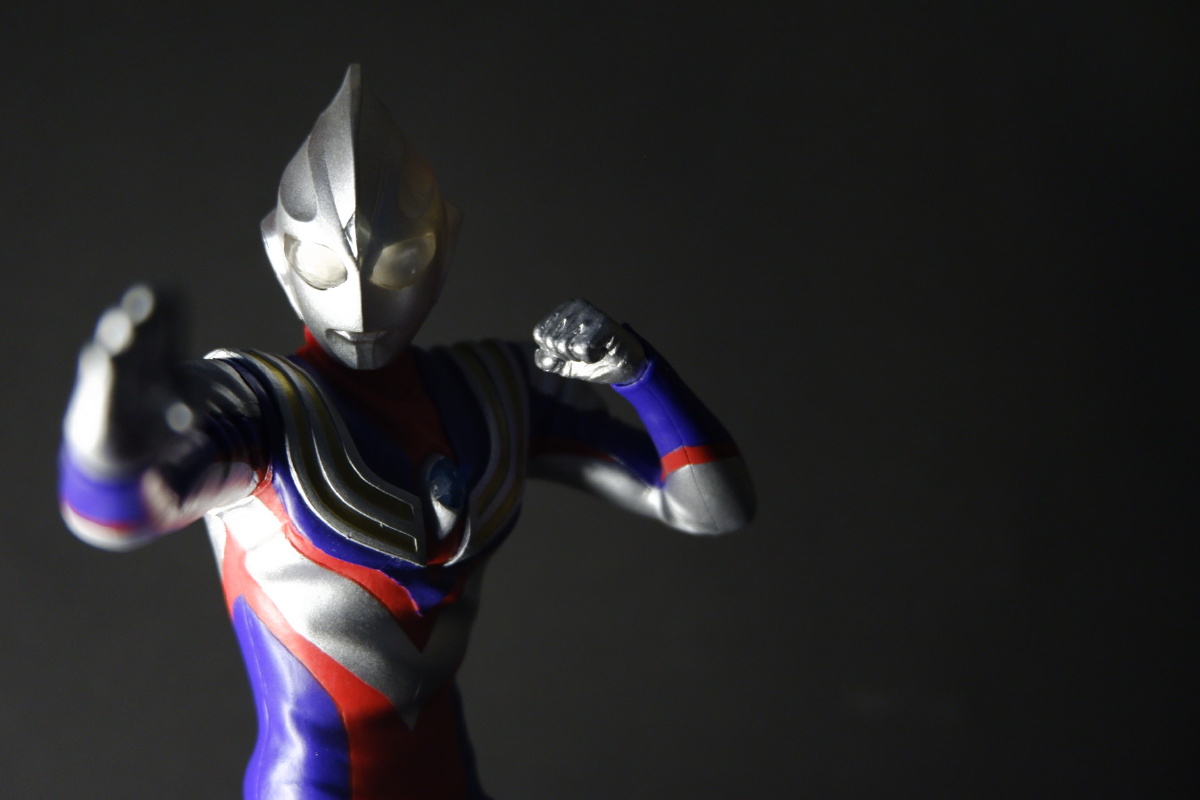 迪迦奥特曼换了黑色背景看着比较有巨大感