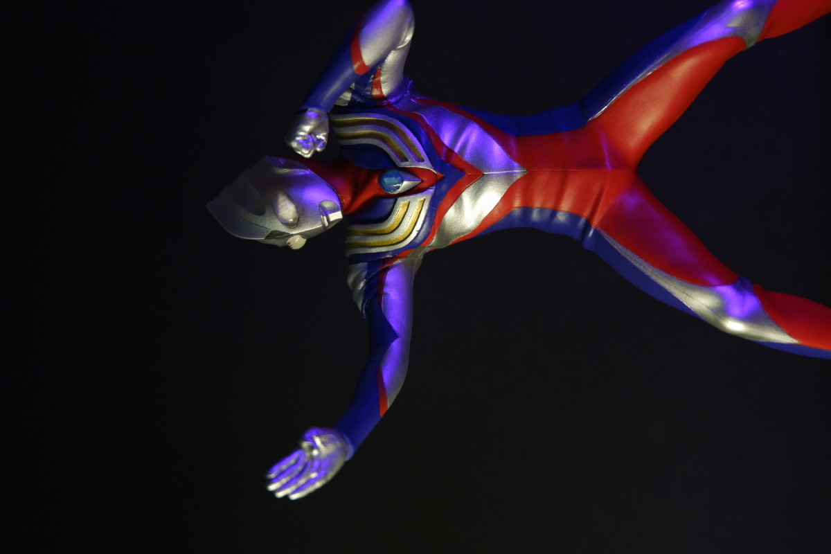 迪迦奥特曼换了黑色背景看着比较有巨大感