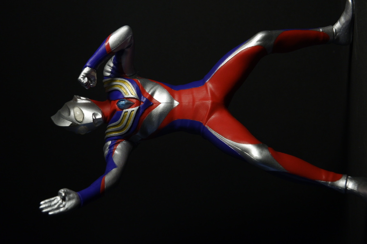 迪迦奥特曼换了黑色背景看着比较有巨大感