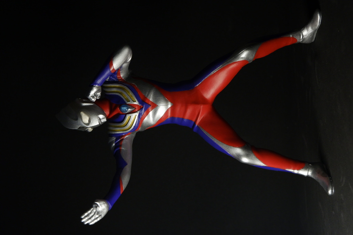 迪迦奥特曼换了黑色背景看着比较有巨大感