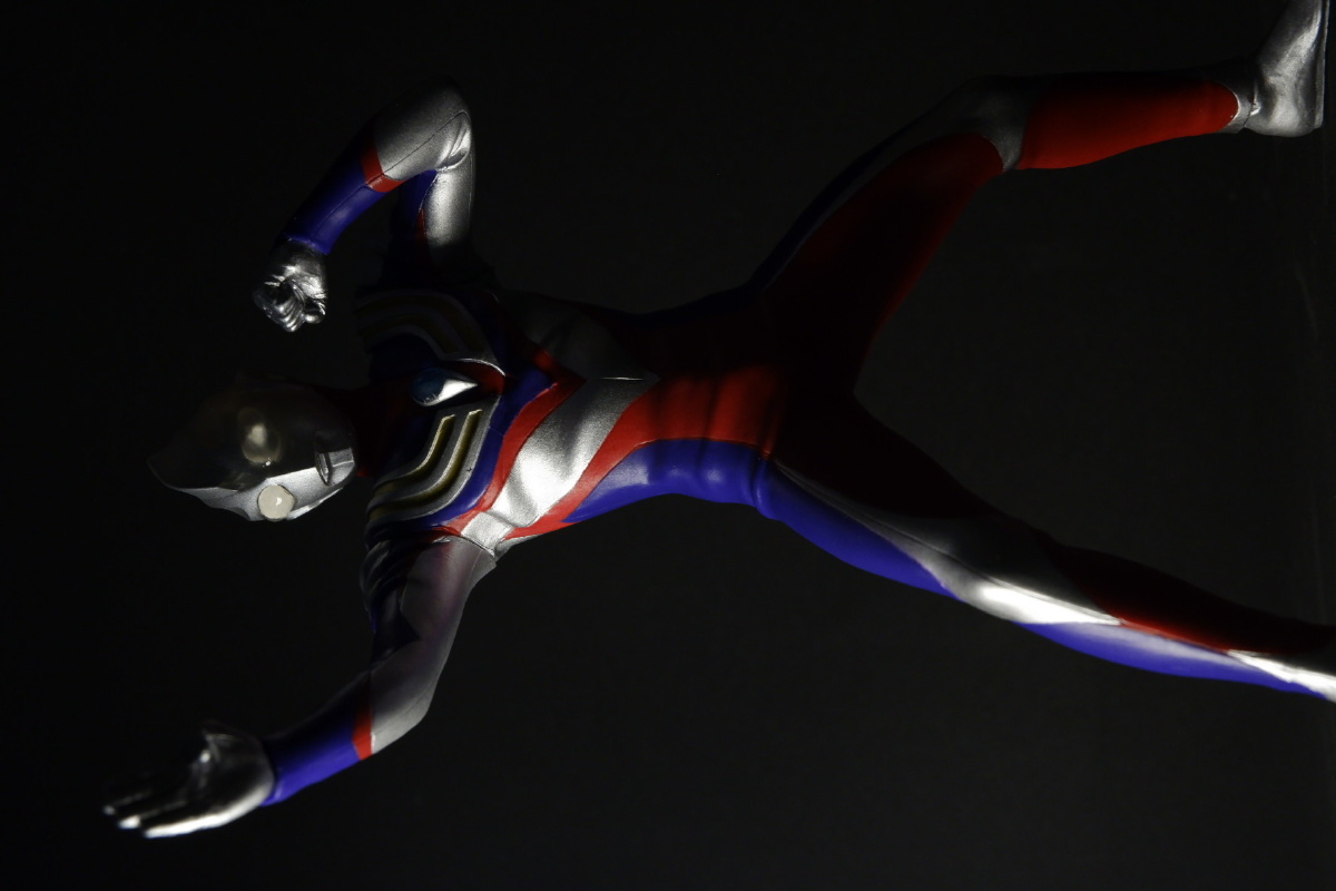 迪迦奥特曼换了黑色背景看着比较有巨大感