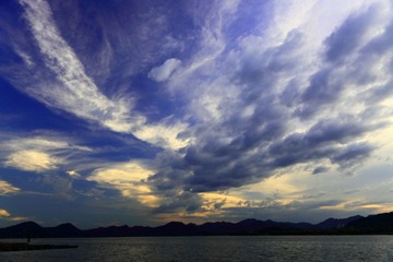 雷雨后的西湖天空