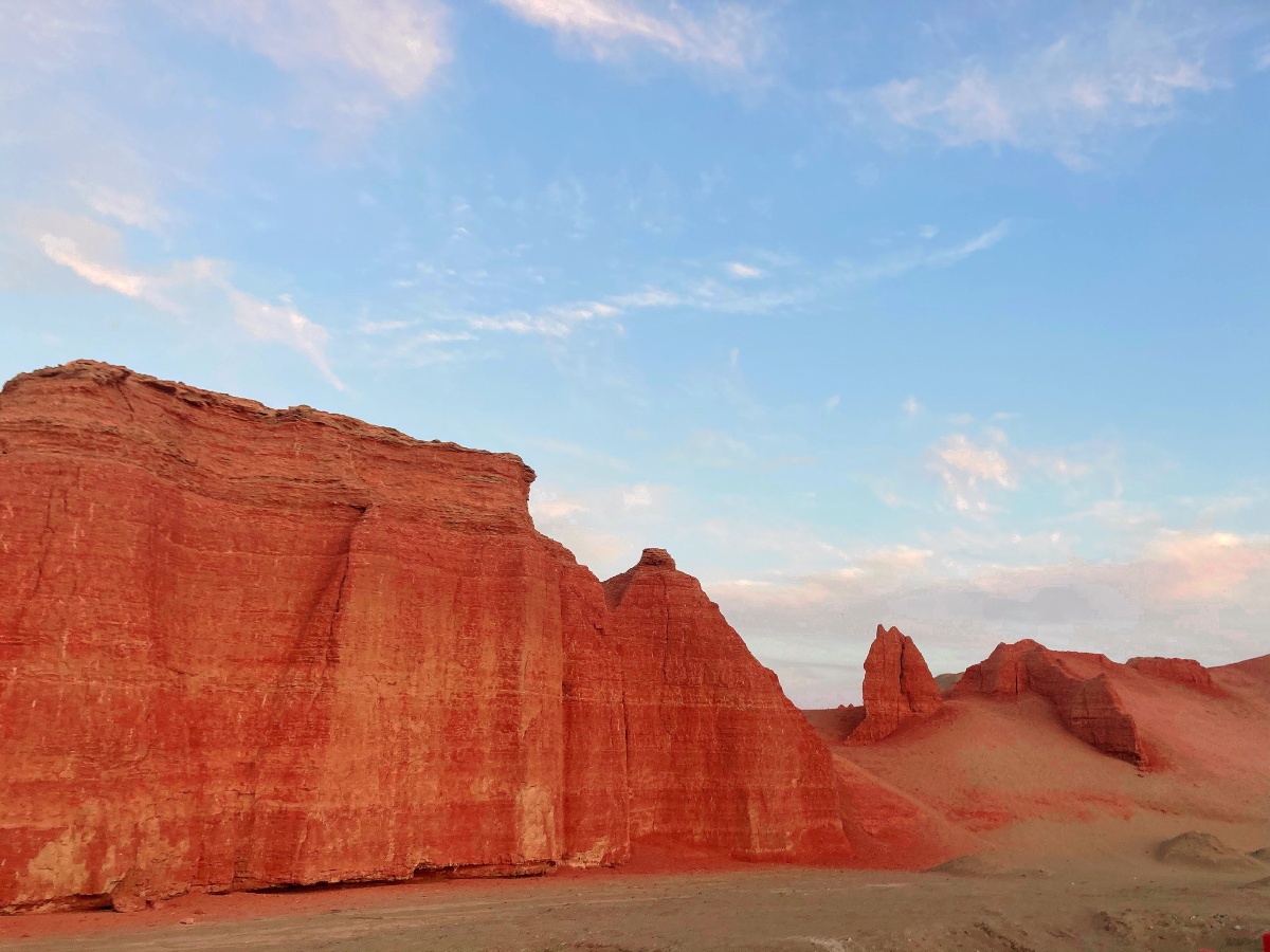 托克逊戈壁深处里的红色城堡