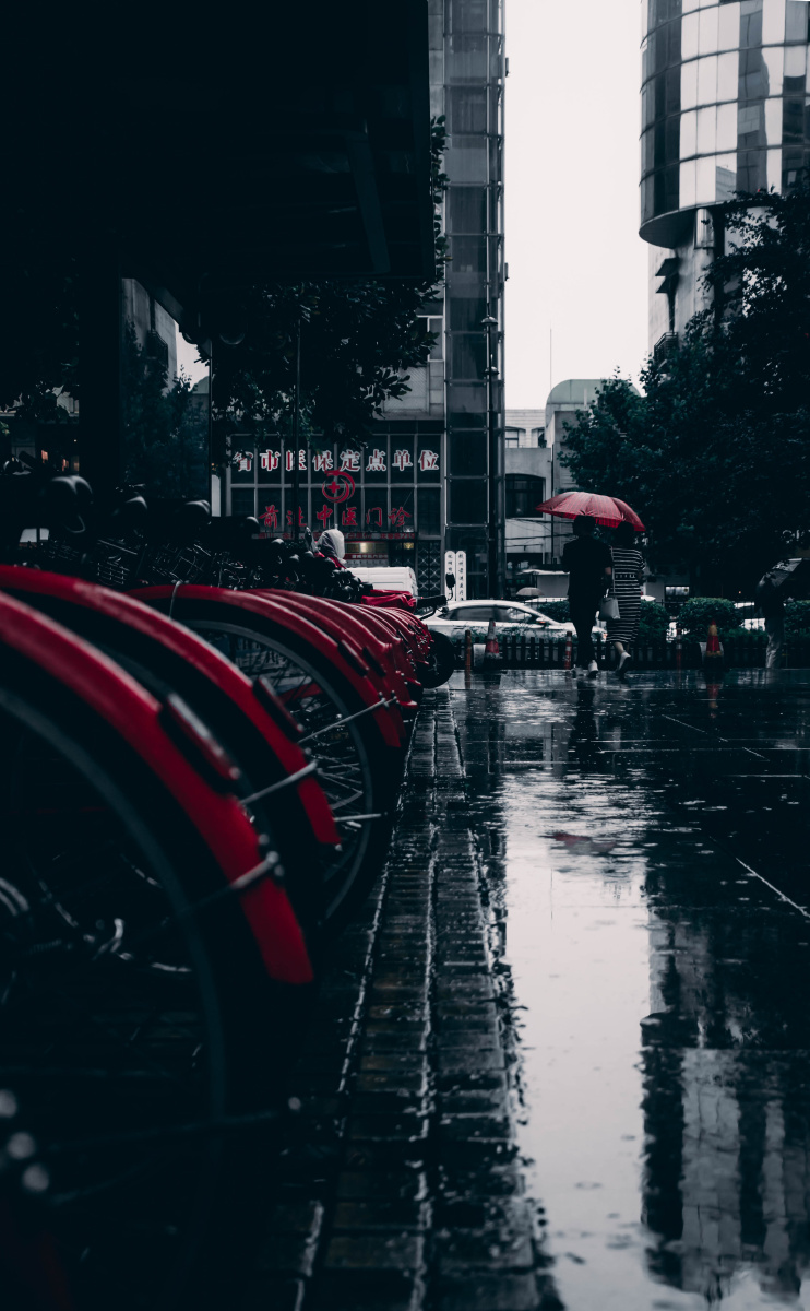 雨夜江南来了杭州之后一直在下雨忍了几天的我终于还是忍不住的冒着雨