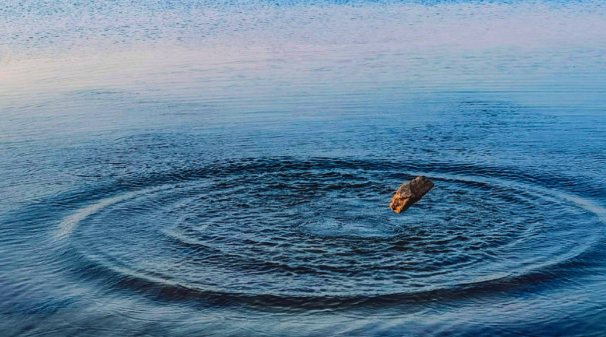 石头落水的瞬间