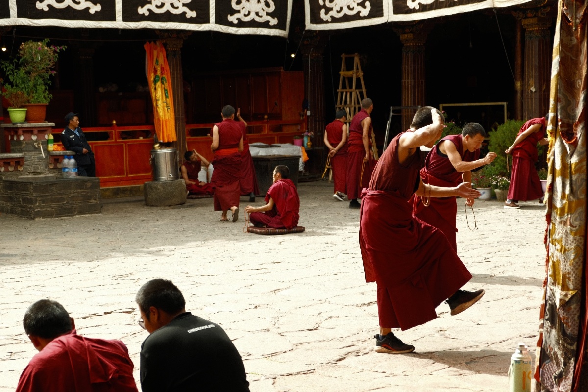 拉萨街拍大昭寺辨经