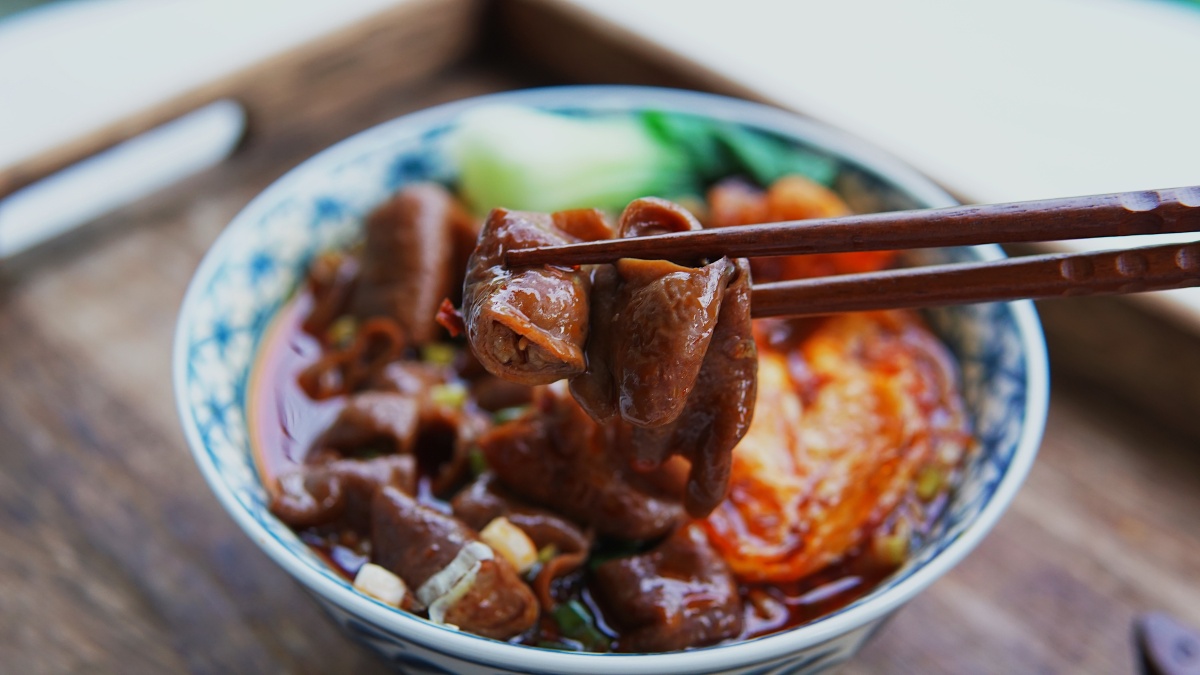 吃面不咯煮碗香辣肥肠面吃吃