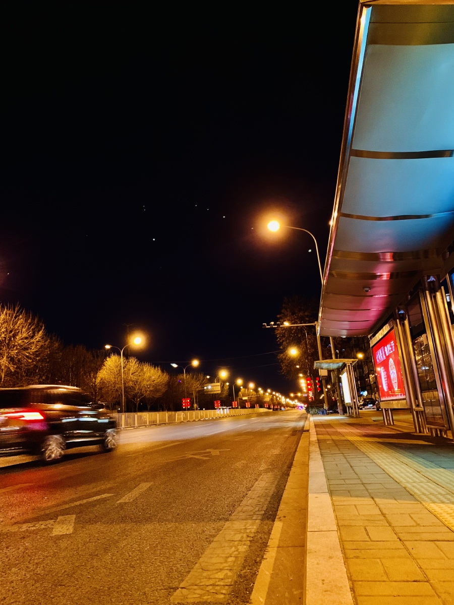 北京夜晚飞驰的车流