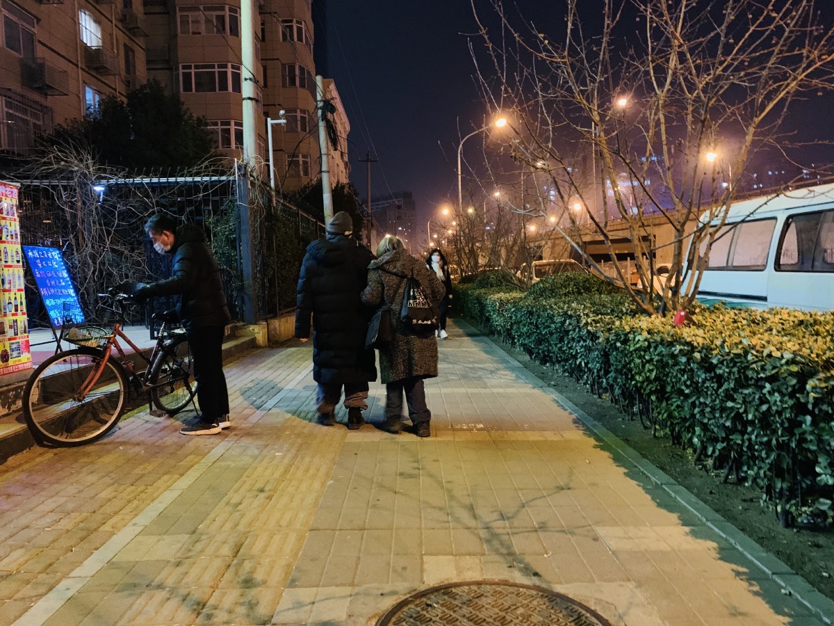 夕阳爱情,相依相守拍摄于北京冬季夜晚街头