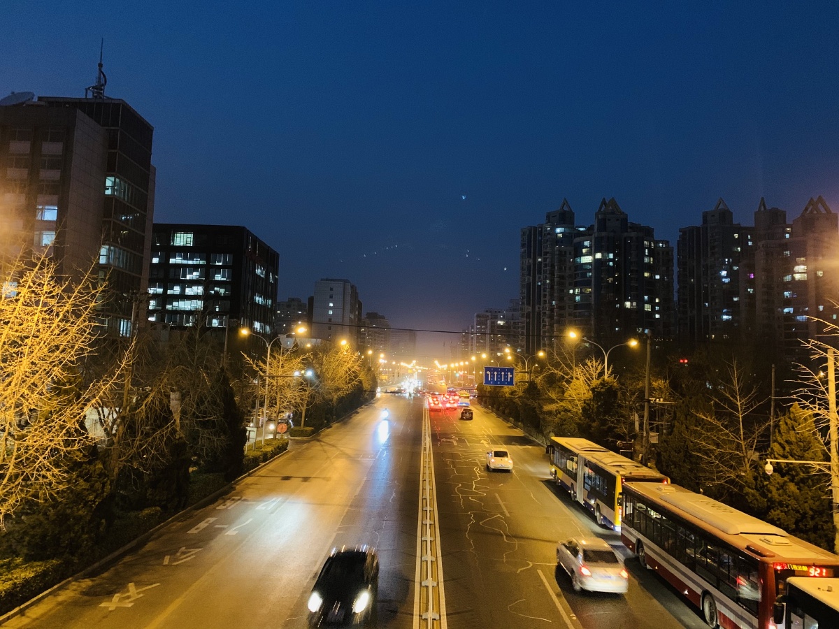 北京冬季夜晚街头的车流