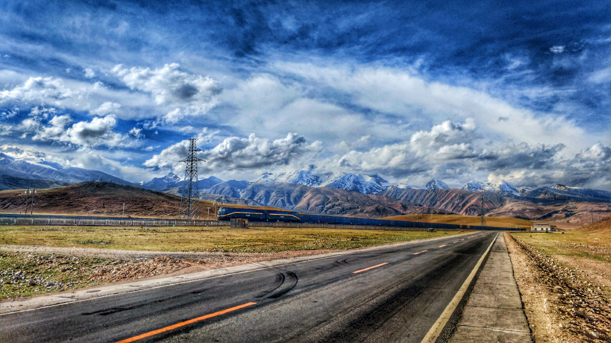 青藏铁路与青藏公路