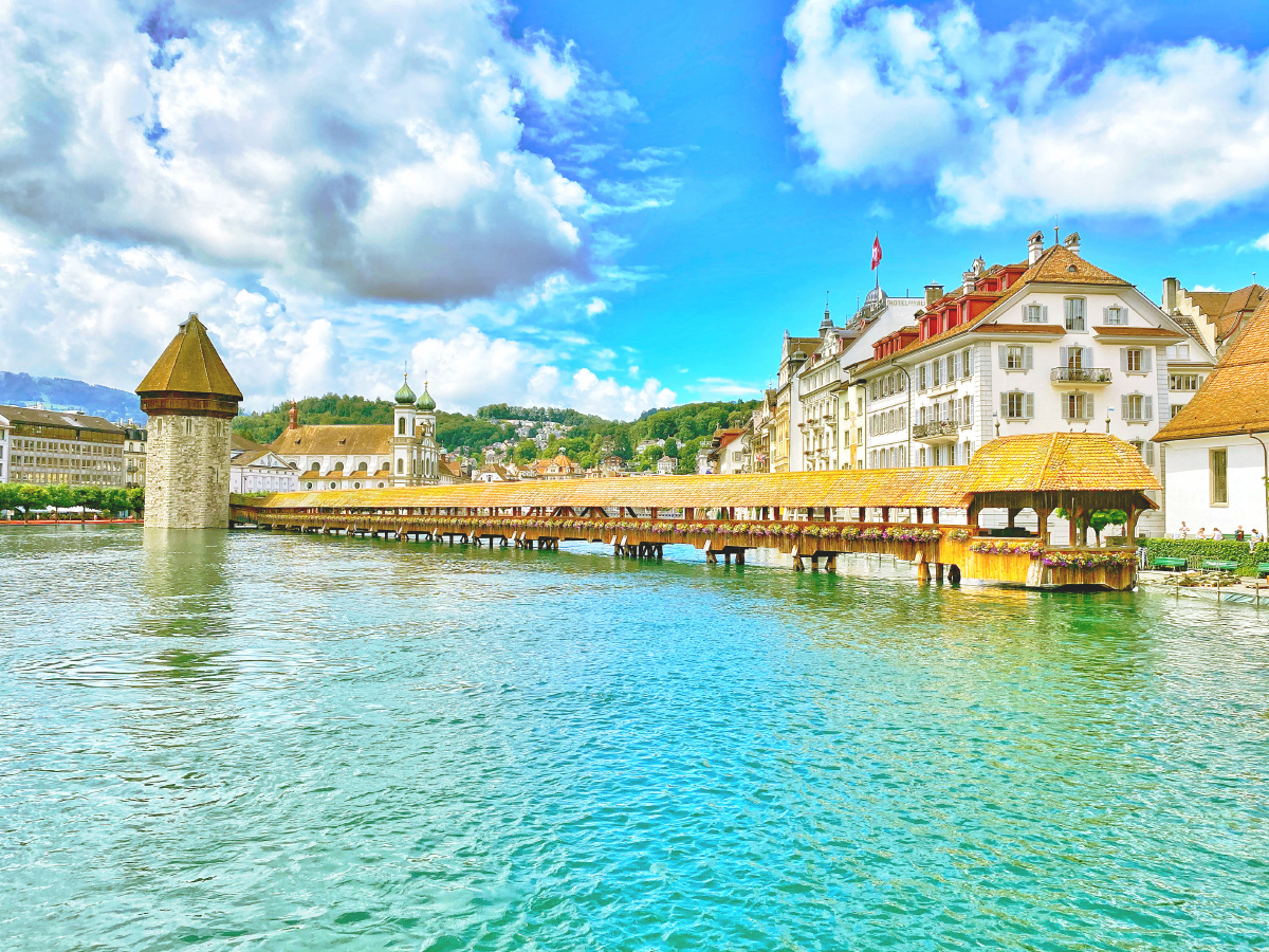 卡佩尔廊桥欧洲最古老的廊桥之一没走几步都有一幅画发大水了 廊桥