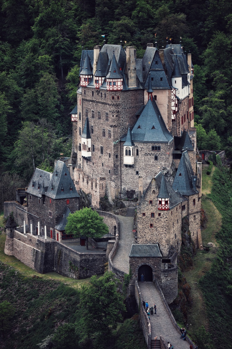 eltz城堡坐落在一个幽静的山谷里建于公元12–16世纪年间犹如童话世界