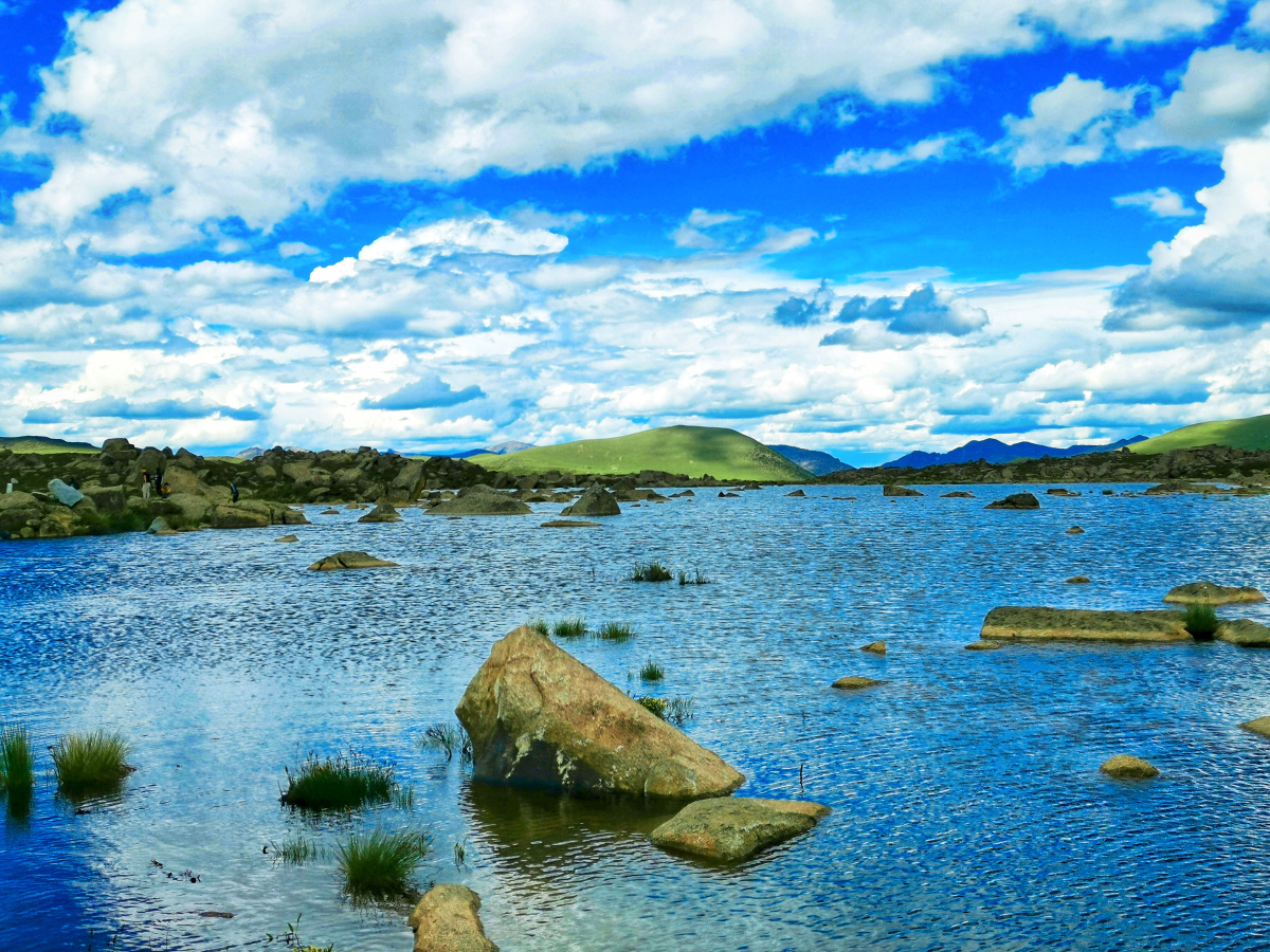 海子山位于理塘和稻城之间是青藏高原最大的古冰体遗迹因高山湖泊藏族