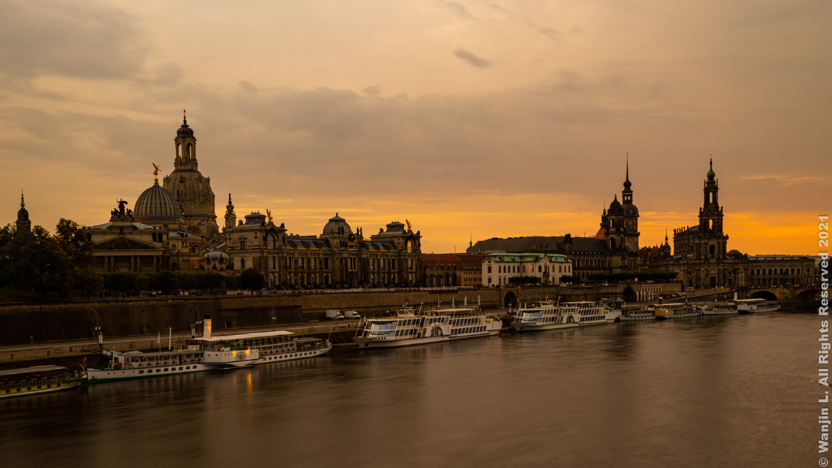 德国萨克森州易北河畔晚霞和城市天际线