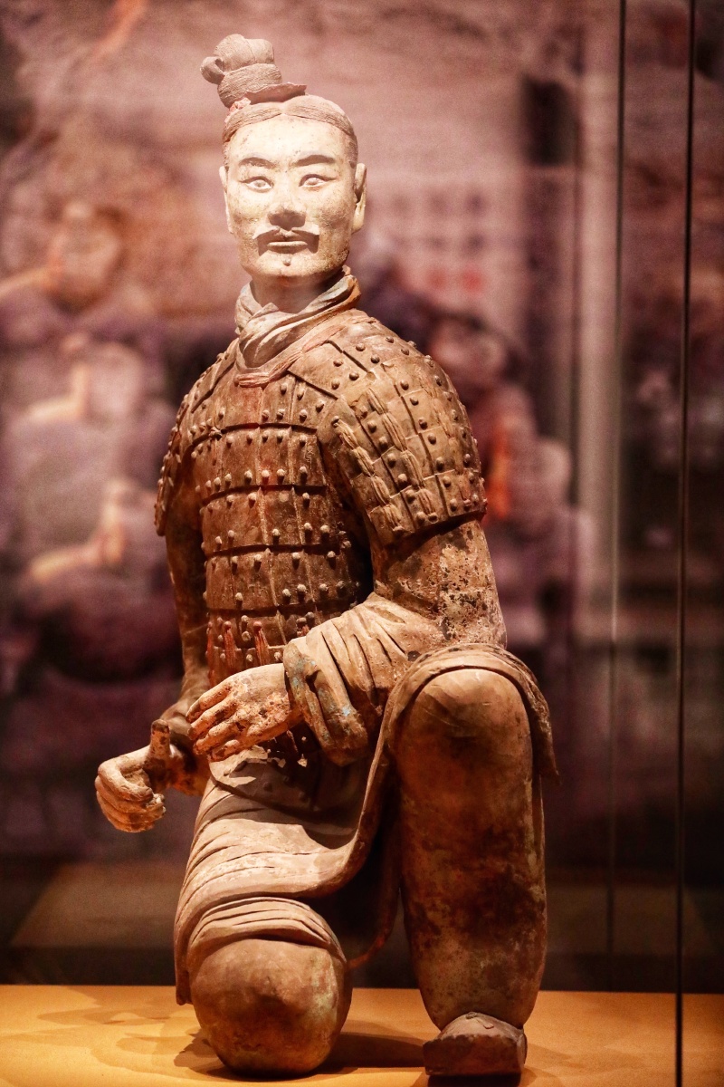 彩绘绿面跪射俑正在首都博物馆举办的万年永宝中国馆藏文物保护成果展