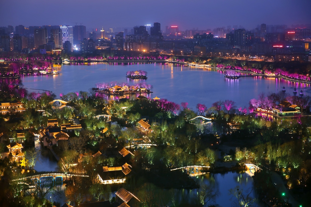 华灯初上湖光映色济南大明湖夜景