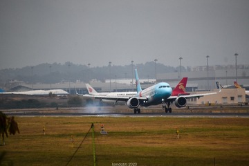 900251