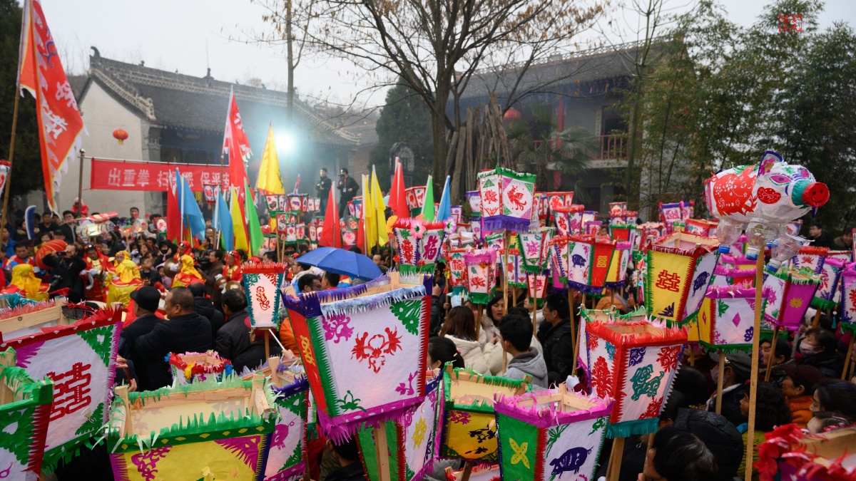 附近几个村家家户户举着类似火把一样的花灯从四面八方聚集到一个古庙