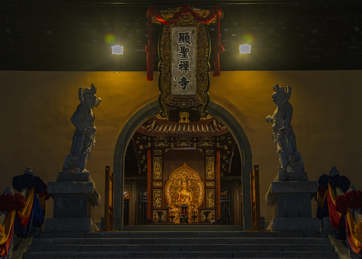 显圣寺天王殿门前当来下生弥勒尊佛