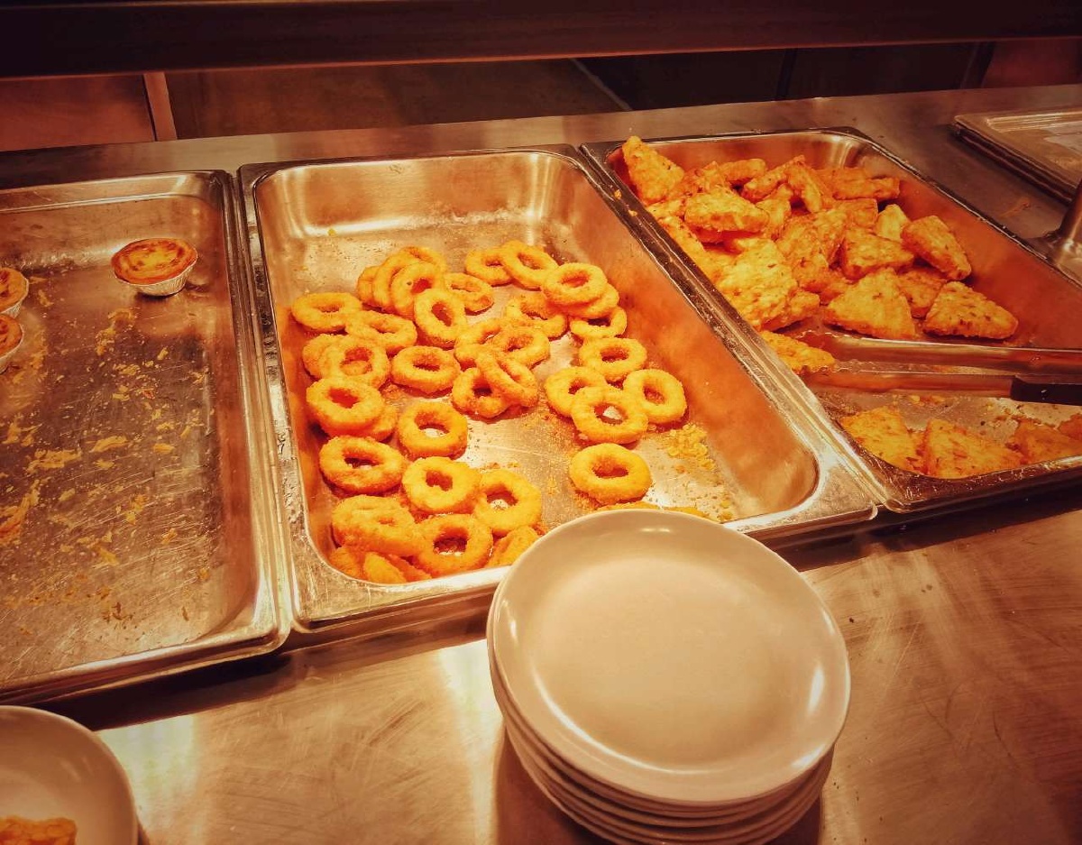 自助餐冰淇淋蛋糕汤披萨米饭西式小吃,薯条,鸡肉块意大利面生菜,牛肉