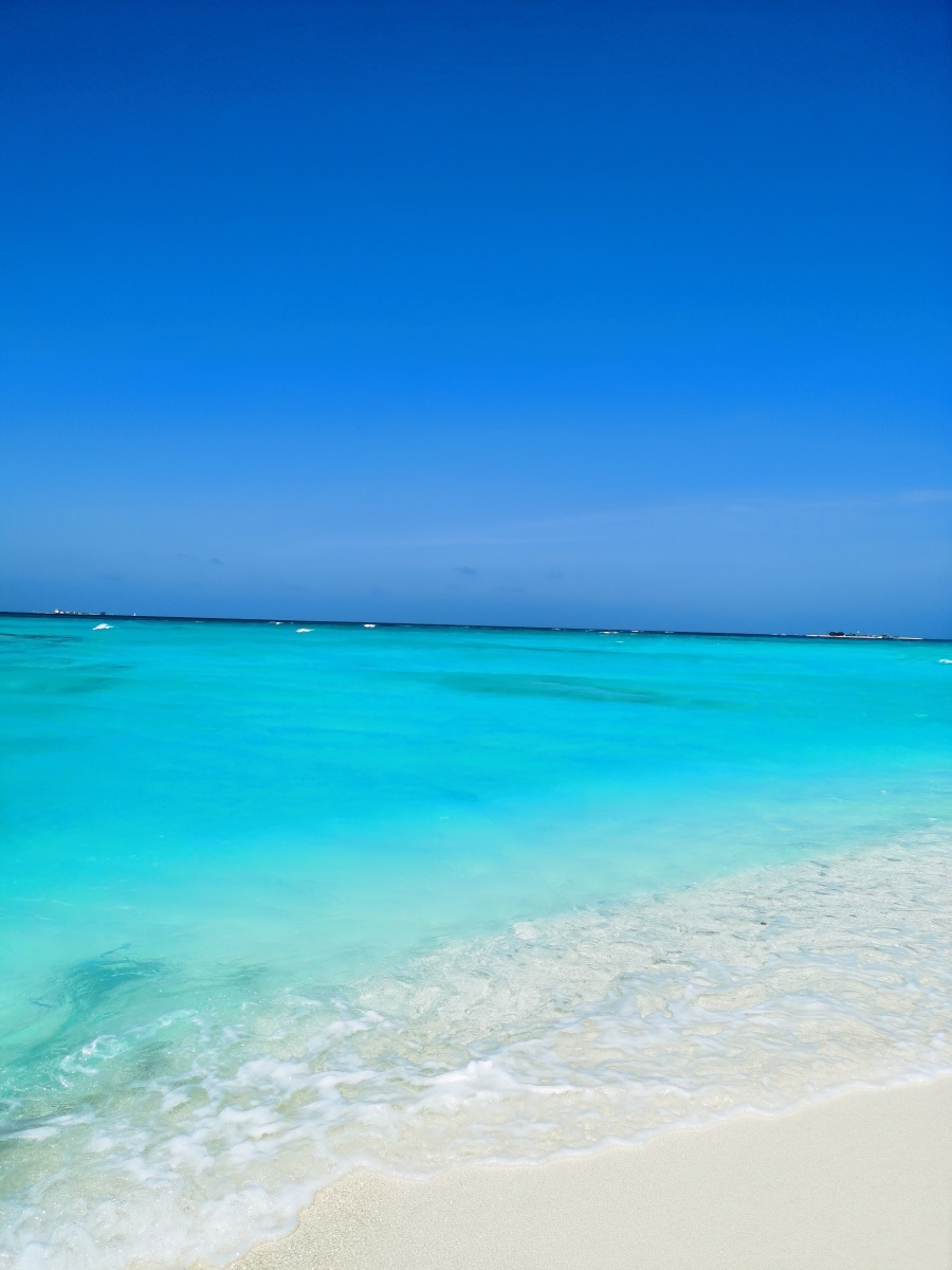 海南三沙市全富岛及银屿岛摄于21年6月