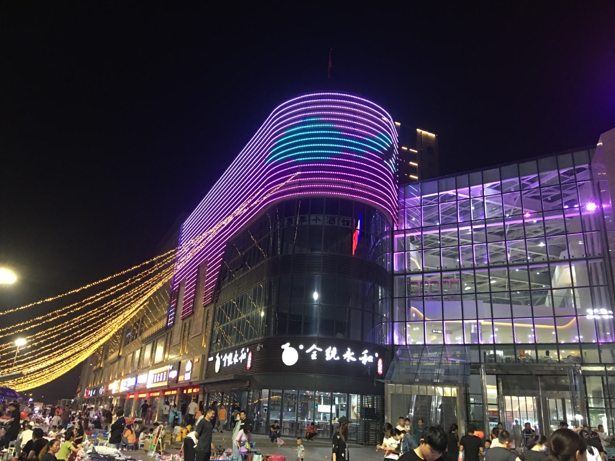 明珠广场的夜市繁华繁忙曲线美格局美