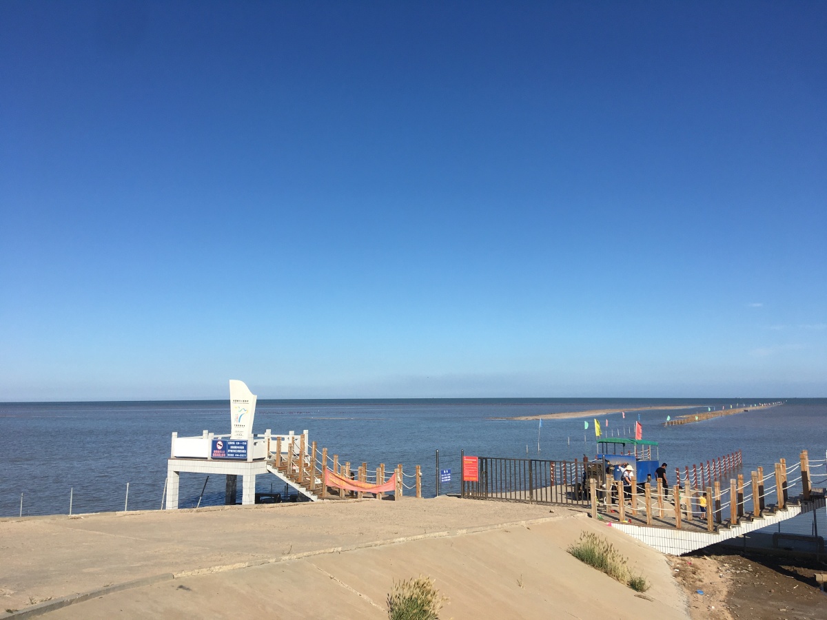 东营垦利的海边海天一线特别是海上的拖拉机一望无际