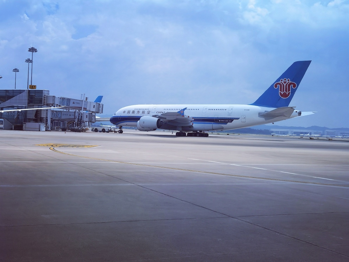 机场等机时拍的飞机南方航空的飞机蓝色涂装