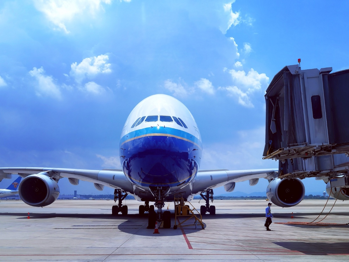 机场等机时拍的飞机南方航空的飞机蓝色涂装