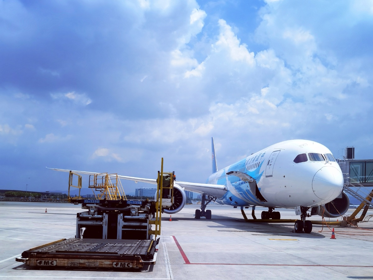 机场等机时拍的飞机南方航空的飞机蓝色涂装