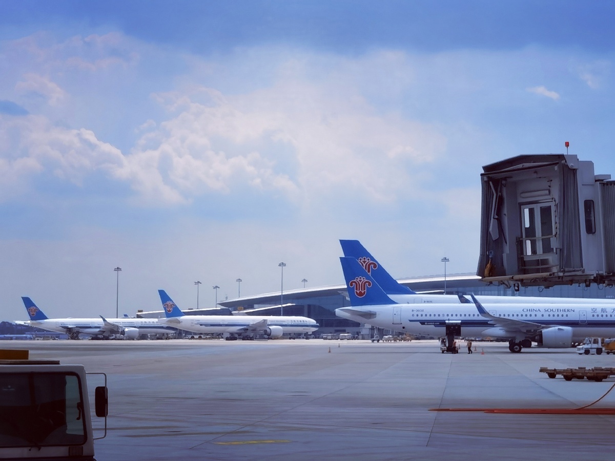 机场等机时拍的飞机南方航空的飞机蓝色涂装