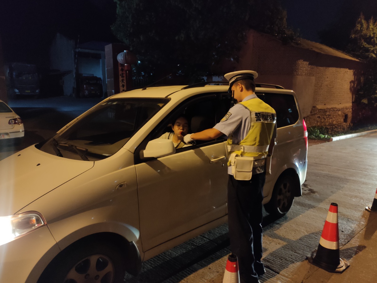 铜陵交警开展酒驾夜查