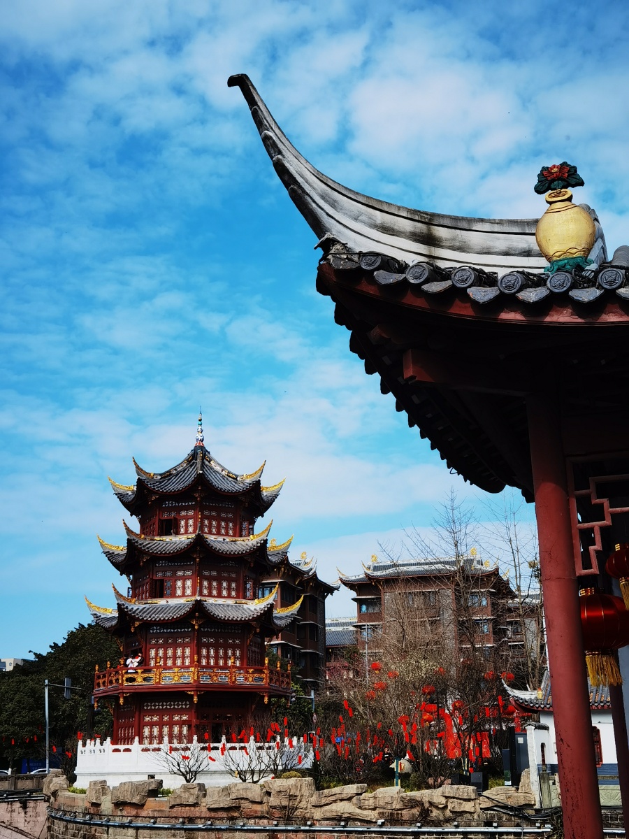 百花潭公园河畔琴台路口现名为散花楼重新修葺对外开放楼里面有书画