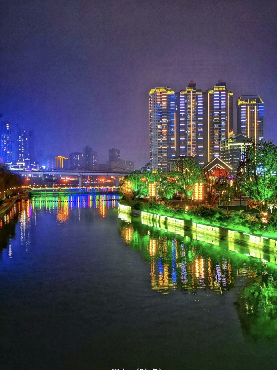 城市的夜晚霓虹灯璀璨