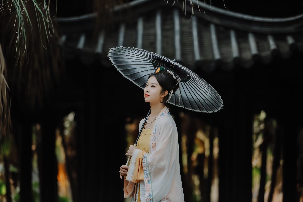 汉服是汉民族传承千年的传统民族服装是最能体现汉族特色的服装每个
