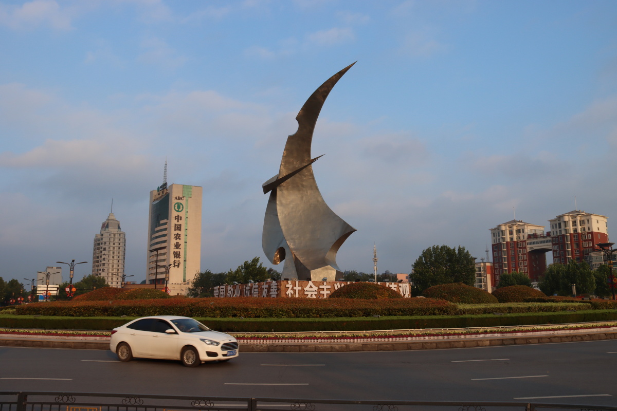 黄河风地处金明广场是开封市的标志性建筑那一日我去西湖路过此时蓝天
