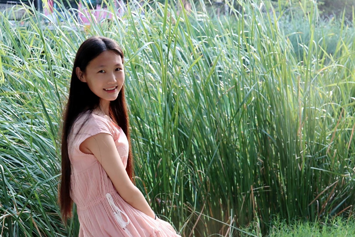 芦苇摇曳生姿美女笑魇如花