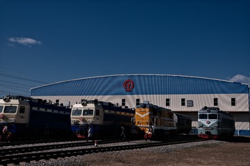 891990